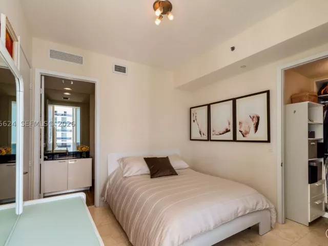 3-bedroom condo for sale in Sunny Isles Beach - 15901 Collins Ave 2502 - MondialRealty