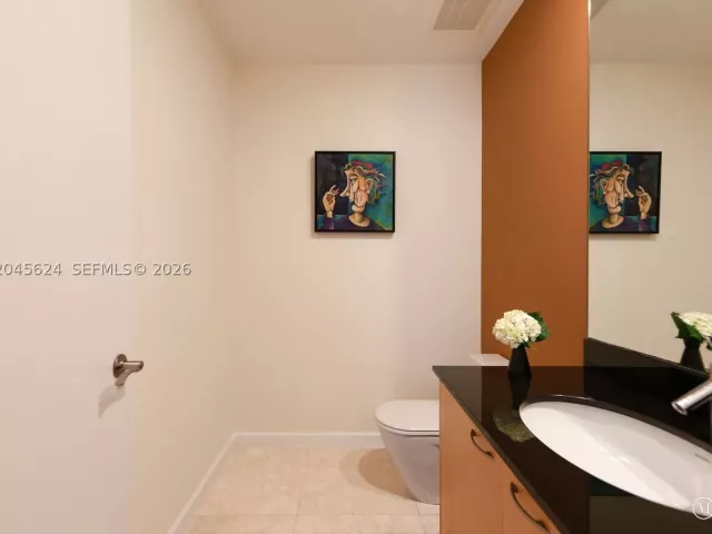 3-bedroom condo for sale in Sunny Isles Beach - 15901 Collins Ave 2502 - MondialRealty