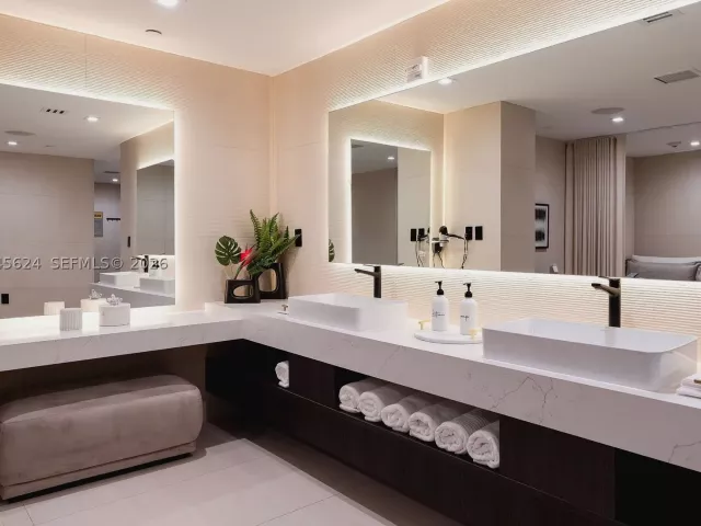 3-bedroom condo for sale in Sunny Isles Beach - 15901 Collins Ave 2502 - MondialRealty