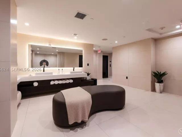 3-bedroom condo for sale in Sunny Isles Beach - 15901 Collins Ave 2502 - MondialRealty