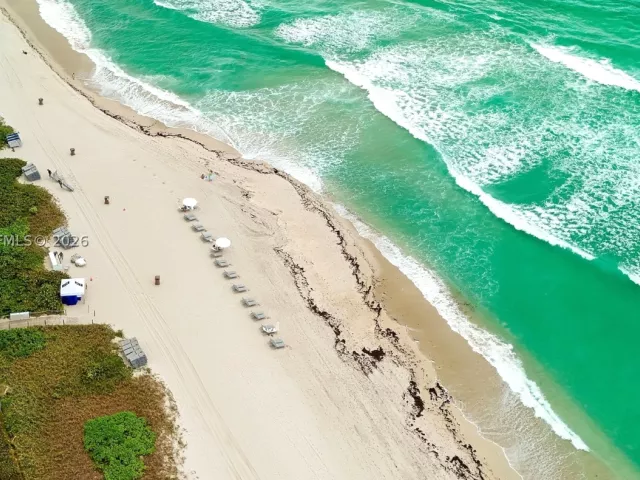 3-bedroom condo for sale in Sunny Isles Beach - 15901 Collins Ave 2502 - MondialRealty