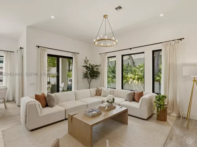 5-bedroom home for sale in Hollywood - 3439 N Brookfield Cir N - MondialRealty