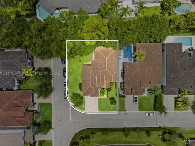 5-bedroom home for sale in Hollywood - 3439 N Brookfield Cir N - MondialRealty