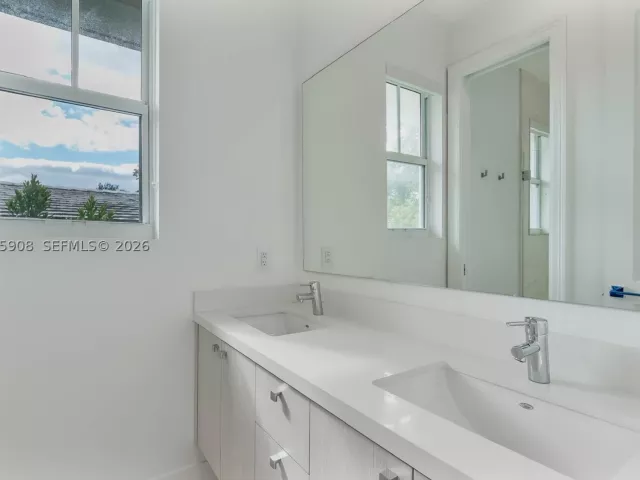 3-bedroom home for rent in Coral Gables - 3406 Ponce De Leon Blvd - MondialRealty