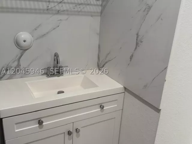 5-bedroom home for sale in Miami - 12760 SW 215th Ter - MondialRealty