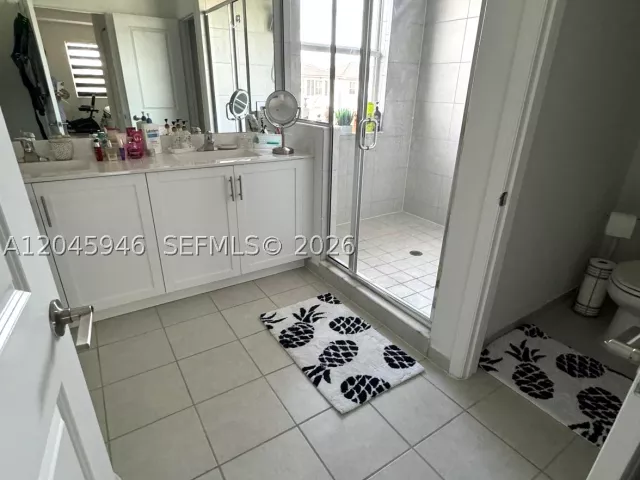 5-bedroom home for sale in Miami - 12760 SW 215th Ter - MondialRealty