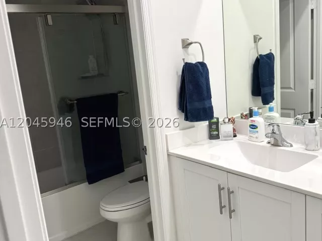 5-bedroom home for sale in Miami - 12760 SW 215th Ter - MondialRealty