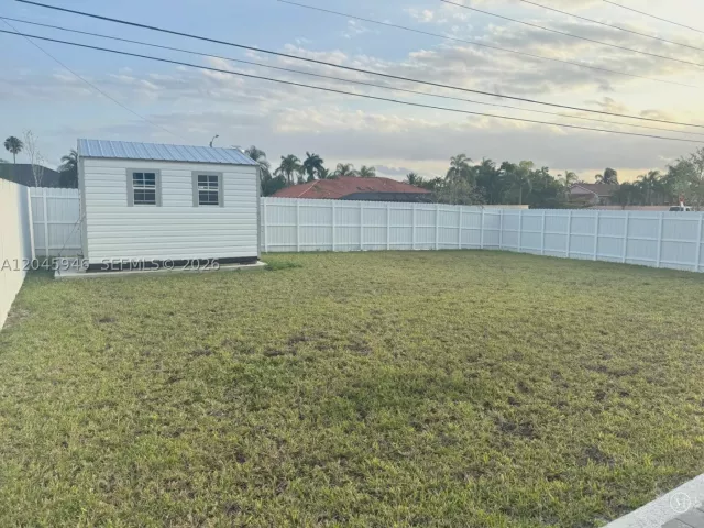 5-bedroom home for sale in Miami - 12760 SW 215th Ter - MondialRealty