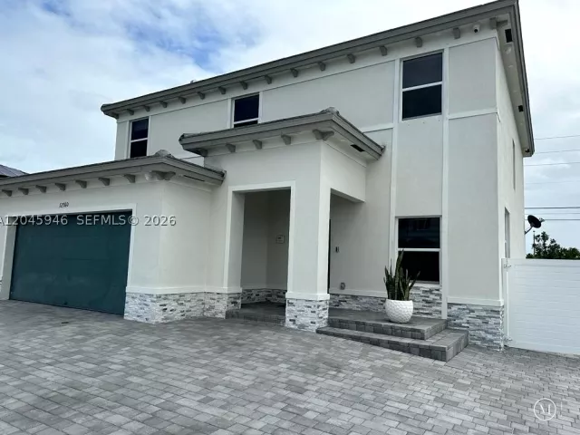 5-bedroom home for sale in Miami - 12760 SW 215th Ter - MondialRealty