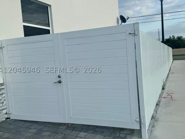 5-bedroom home for sale in Miami - 12760 SW 215th Ter - MondialRealty