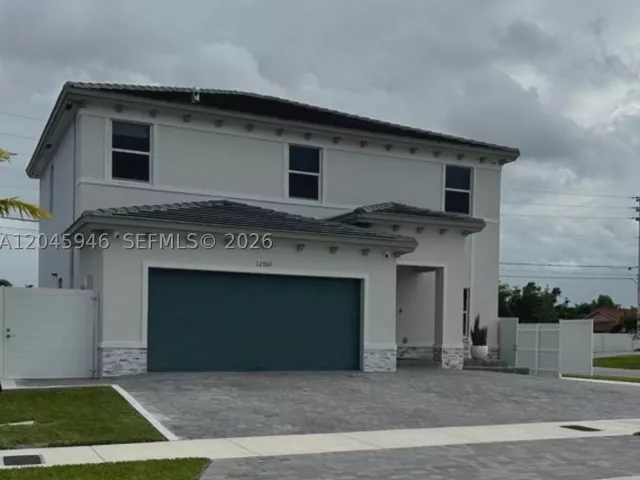 5-bedroom home for sale in Miami - 12760 SW 215th Ter - MondialRealty