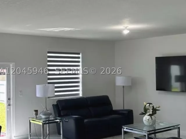 5-bedroom home for sale in Miami - 12760 SW 215th Ter - MondialRealty