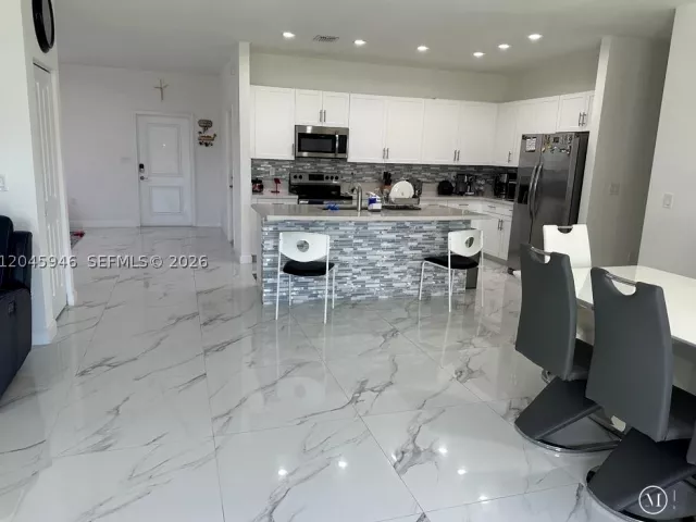 5-bedroom home for sale in Miami - 12760 SW 215th Ter - MondialRealty