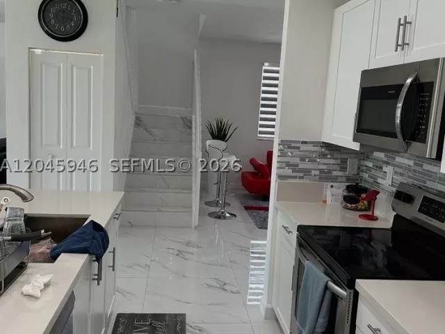 5-bedroom home for sale in Miami - 12760 SW 215th Ter - MondialRealty