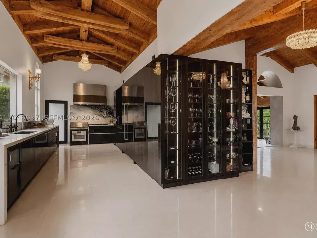 4-bedroom home for rent in Miami Beach - 6350 Pinetree Dr - MondialRealty
