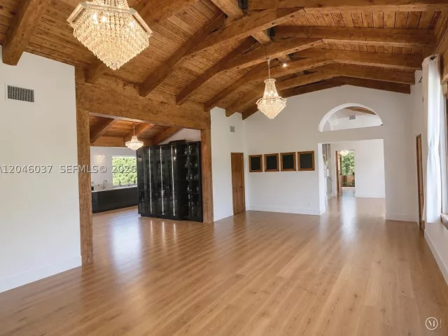 4-bedroom home for rent in Miami Beach - 6350 Pinetree Dr - MondialRealty
