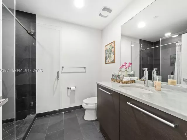 3-bedroom condo for sale in Miami - 900 Biscayne Blvd 2506 - MondialRealty