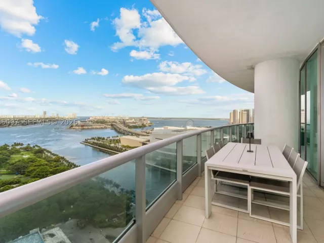 3-bedroom condo for sale in Miami - 900 Biscayne Blvd 2506 - MondialRealty