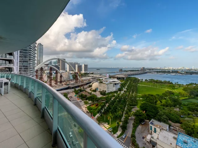 3-bedroom condo for sale in Miami - 900 Biscayne Blvd 2506 - MondialRealty