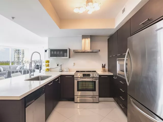 3-bedroom condo for rent in Sunny Isles Beach - 150 Sunny Isles Blvd 1-1604 - MondialRealty