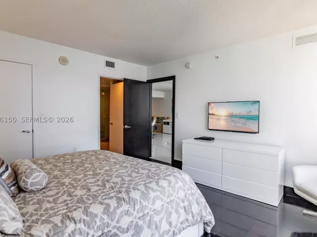 3-bedroom condo for rent in Sunny Isles Beach - 150 Sunny Isles Blvd 1-1604 - MondialRealty