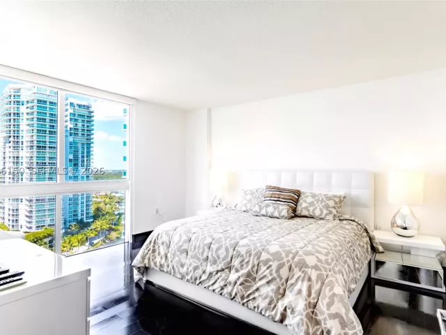 3-bedroom condo for rent in Sunny Isles Beach - 150 Sunny Isles Blvd 1-1604 - MondialRealty