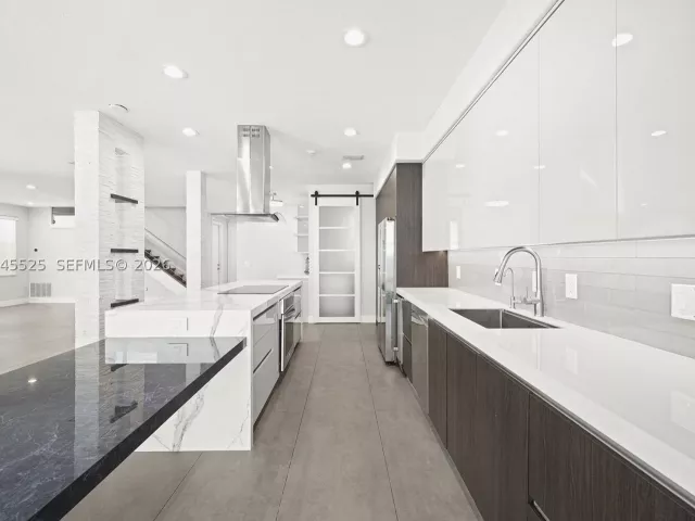 4-bedroom home for sale in Hollywood - 1549 Shoreline Way - MondialRealty