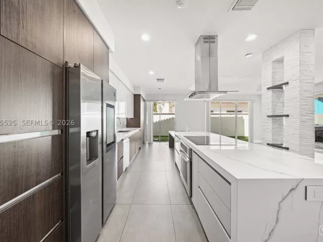 4-bedroom home for sale in Hollywood - 1549 Shoreline Way - MondialRealty
