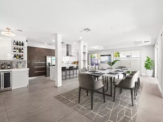 4-bedroom home for sale in Hollywood - 1549 Shoreline Way - MondialRealty