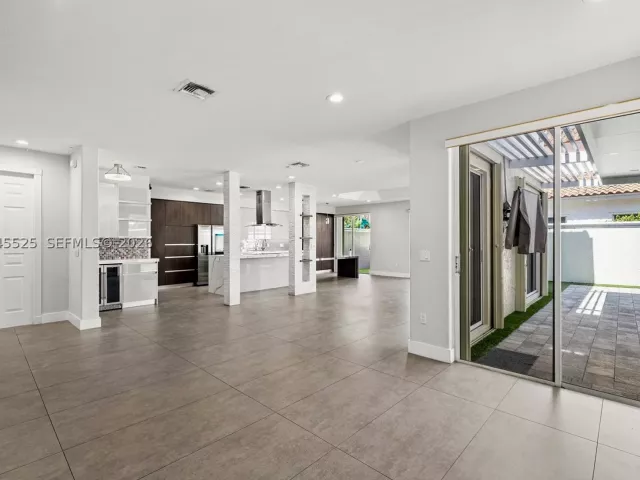4-bedroom home for sale in Hollywood - 1549 Shoreline Way - MondialRealty