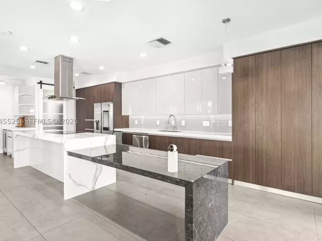 4-bedroom home for sale in Hollywood - 1549 Shoreline Way - MondialRealty