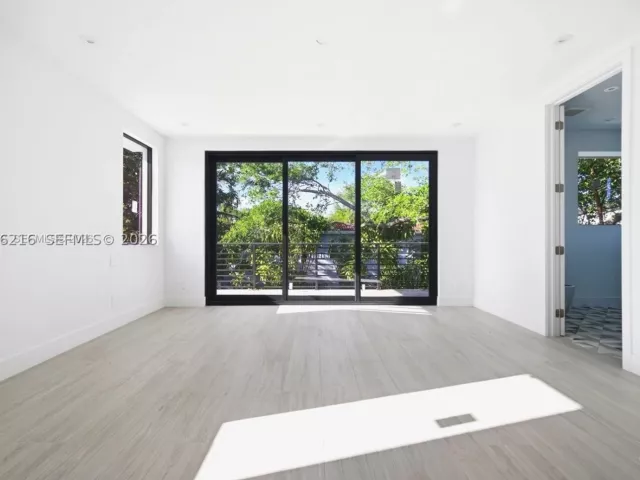 5-bedroom home for rent in Miami - 3545 Florida Ave - MondialRealty