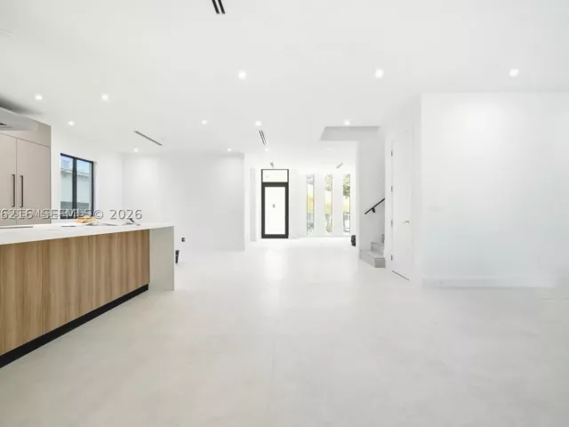 5-bedroom home for rent in Miami - 3545 Florida Ave - MondialRealty