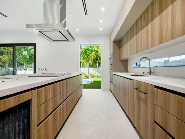 5-bedroom home for rent in Miami - 3545 Florida Ave - MondialRealty