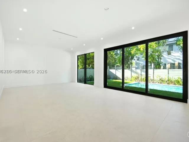 5-bedroom home for rent in Miami - 3545 Florida Ave - MondialRealty