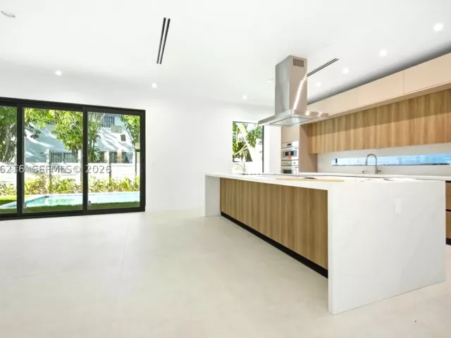 5-bedroom home for rent in Miami - 3545 Florida Ave - MondialRealty