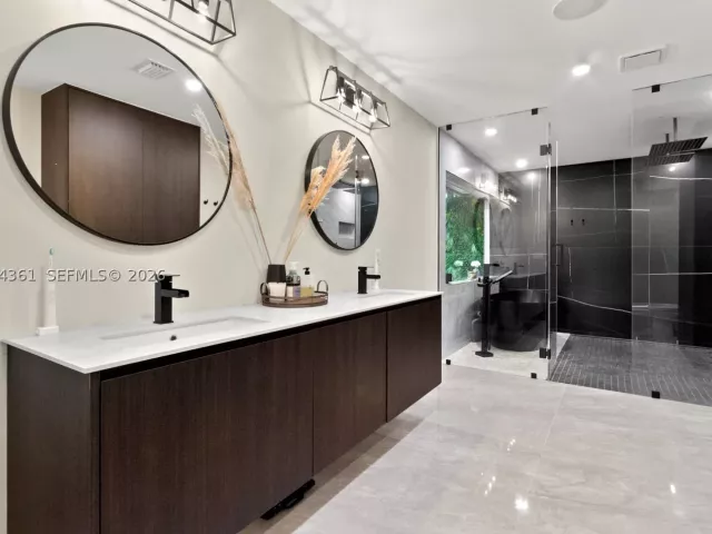 5-bedroom home for sale in Miami - 12900 SW 112th Ave - MondialRealty