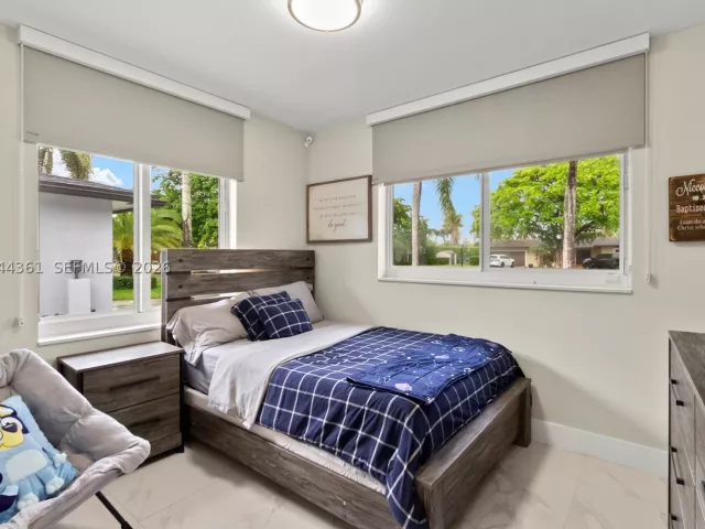 5-bedroom home for sale in Miami - 12900 SW 112th Ave - MondialRealty