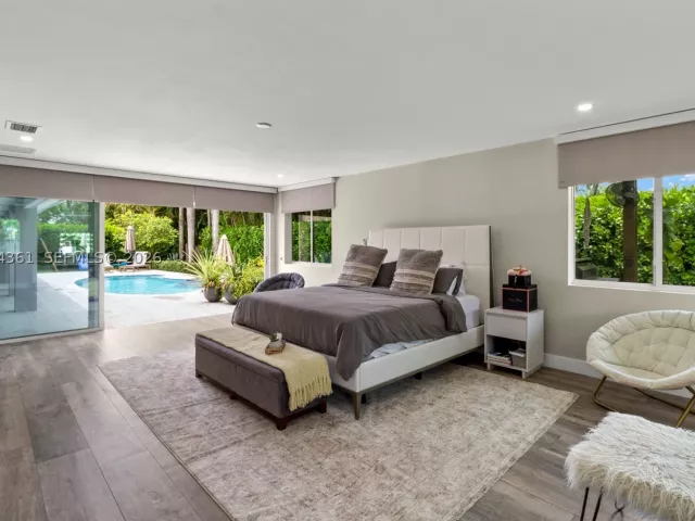 5-bedroom home for sale in Miami - 12900 SW 112th Ave - MondialRealty