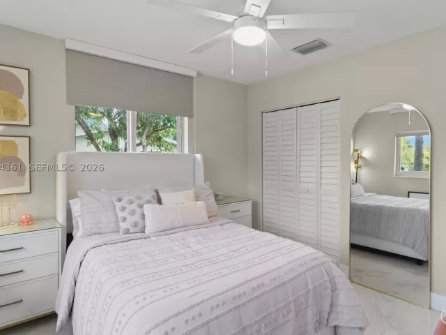 5-bedroom home for sale in Miami - 12900 SW 112th Ave - MondialRealty