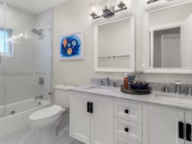 5-bedroom home for sale in Miami - 12900 SW 112th Ave - MondialRealty
