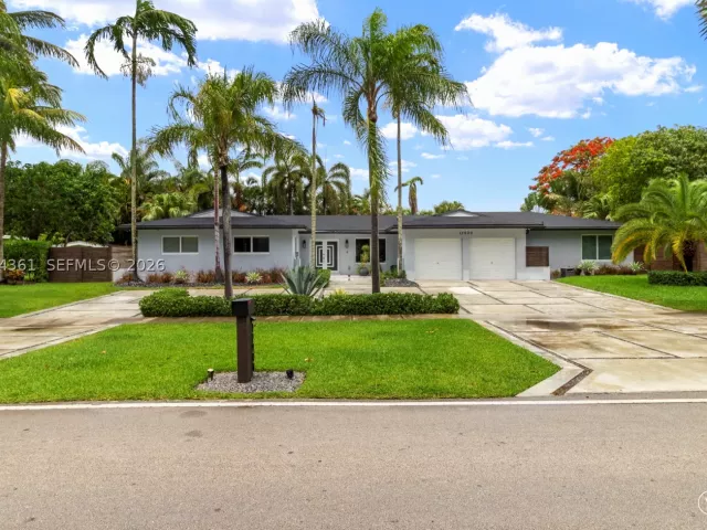 5-bedroom home for sale in Miami - 12900 SW 112th Ave - MondialRealty