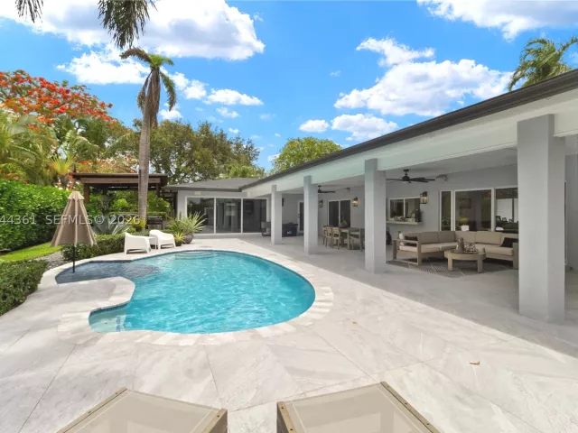 5-bedroom home for sale in Miami - 12900 SW 112th Ave - MondialRealty