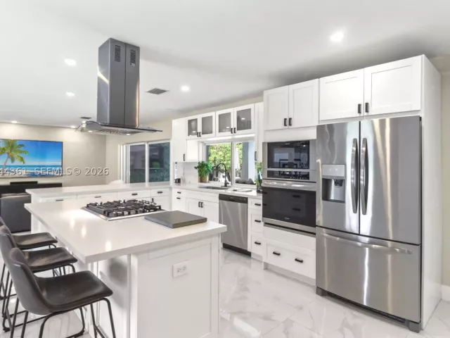 5-bedroom home for sale in Miami - 12900 SW 112th Ave - MondialRealty