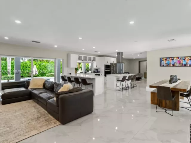 5-bedroom home for sale in Miami - 12900 SW 112th Ave - MondialRealty