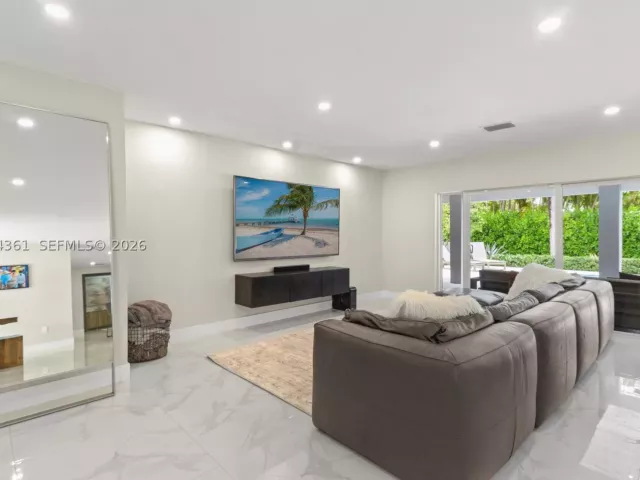 5-bedroom home for sale in Miami - 12900 SW 112th Ave - MondialRealty