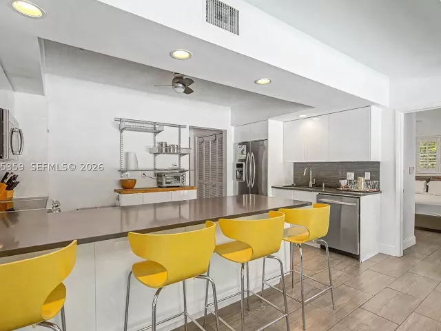 5-bedroom home for rent in Key Biscayne - 340 Atlantic Rd - MondialRealty