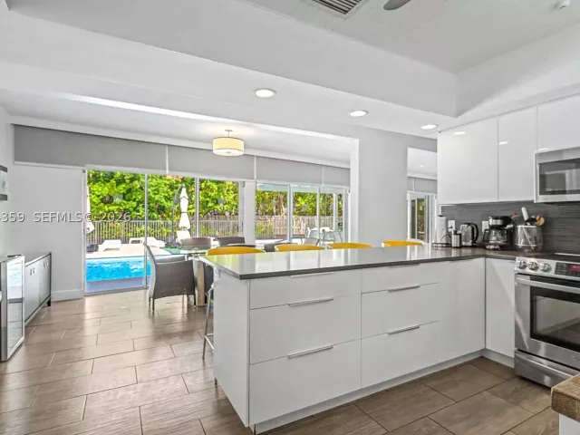 5-bedroom home for rent in Key Biscayne - 340 Atlantic Rd - MondialRealty