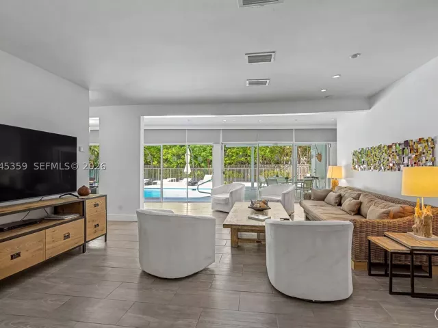 5-bedroom home for rent in Key Biscayne - 340 Atlantic Rd - MondialRealty