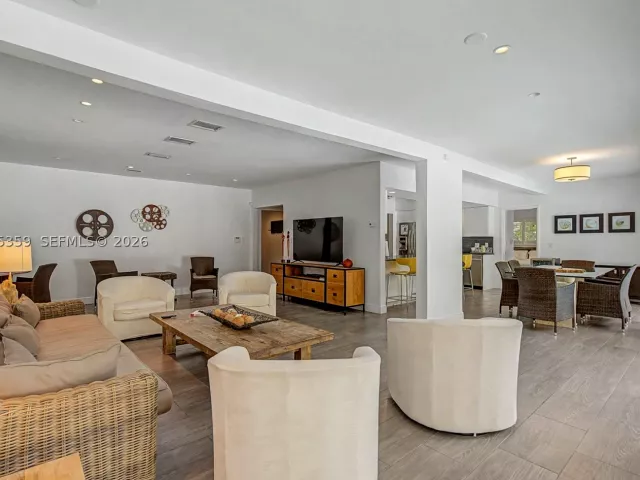 5-bedroom home for rent in Key Biscayne - 340 Atlantic Rd - MondialRealty